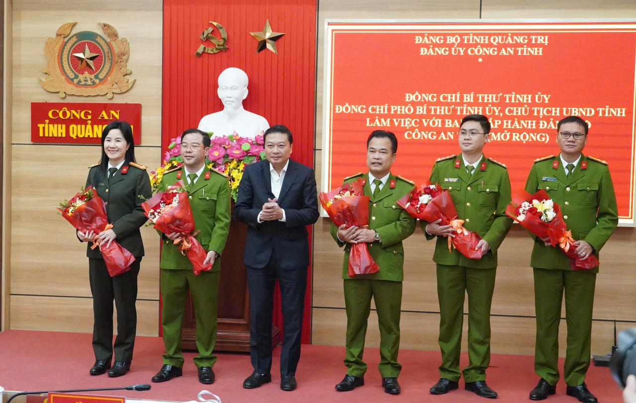 Chủ tịch UBND tỉnh Lê Hồng Vinh trao thưởng cho các tập thể có thành tích xuất sắc trong công tác phòng, chống tội phạm.