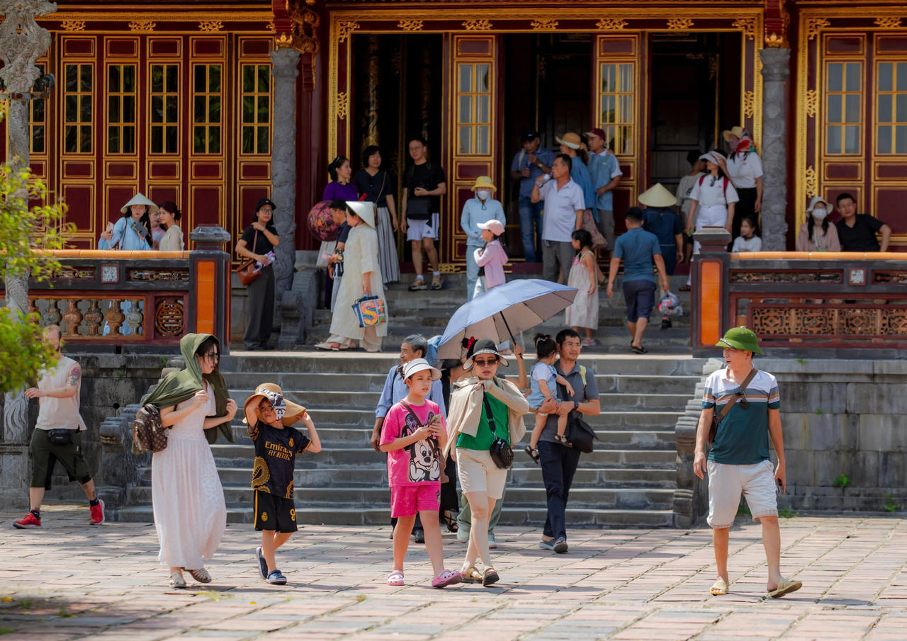 Du khách tham quan Đại nội Huế.