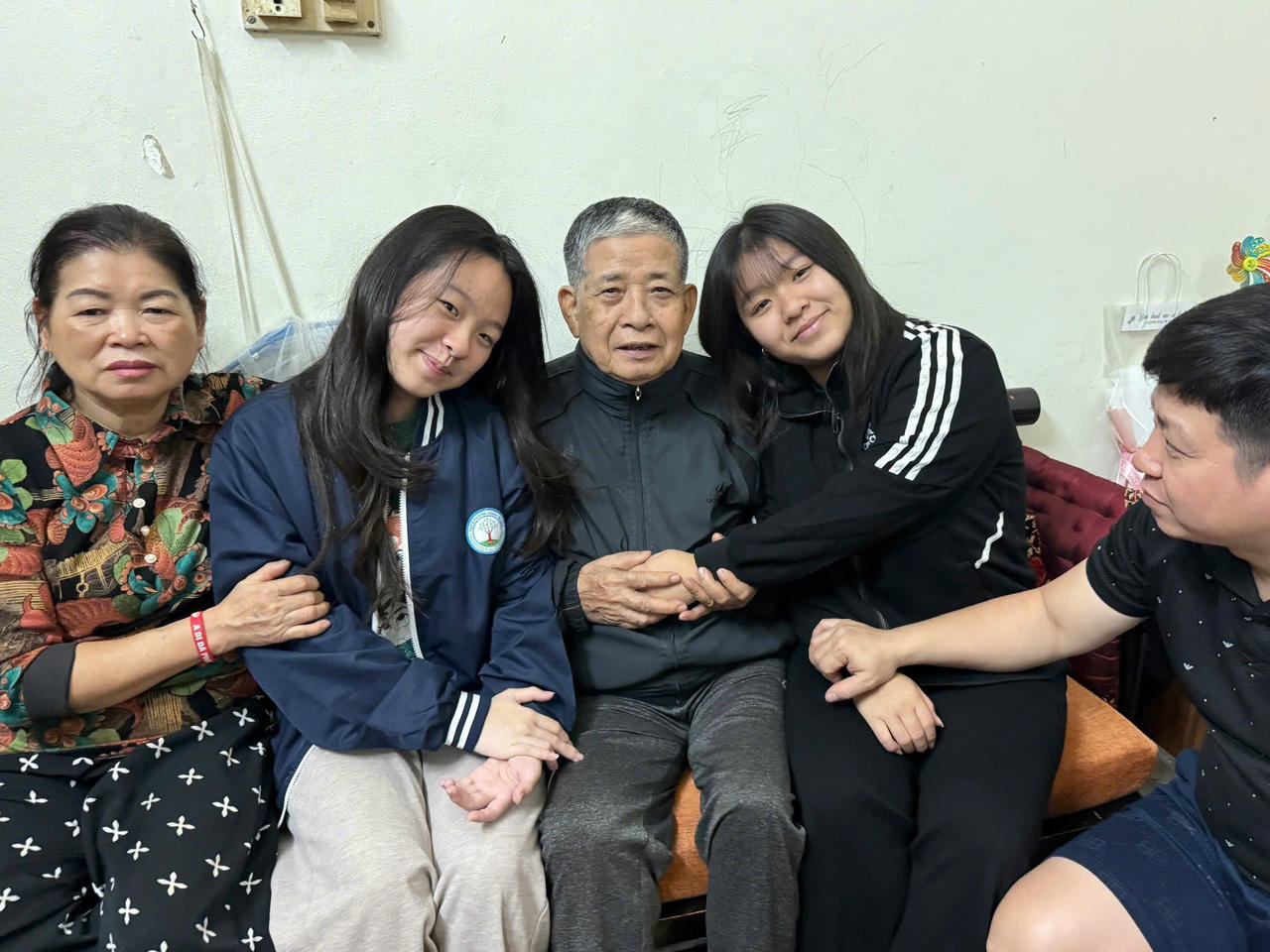 Đến gần 3h sáng ngày 16/12/2025, người dân đã phát hiện cụ ông tại khu vực Dịch Vọng và hỗ trợ đưa ông trở về nhà an toàn