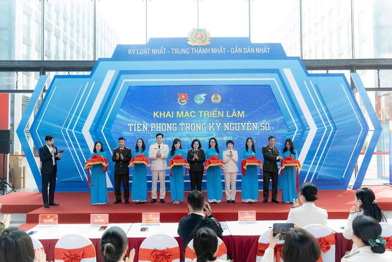 Các đại biểu thực hiện nghi thức khai mạc Triển lãm.