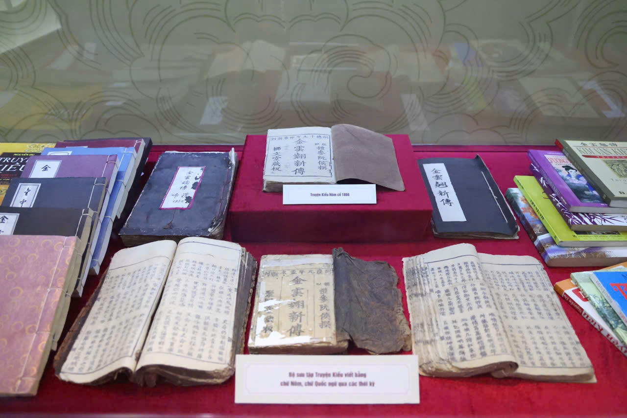 Nhiều tài liệu, hiện vật quý&nbsp;gắn liền với cuộc đời, sự nghiệp của Đại thi hào Nguyễn Du được trưng bày lần này.