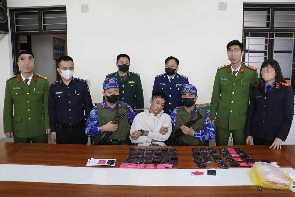 Bắt quả tang đối tượng mang súng và 15.000 viên ma túy xuyên tỉnh đi tiêu thụ