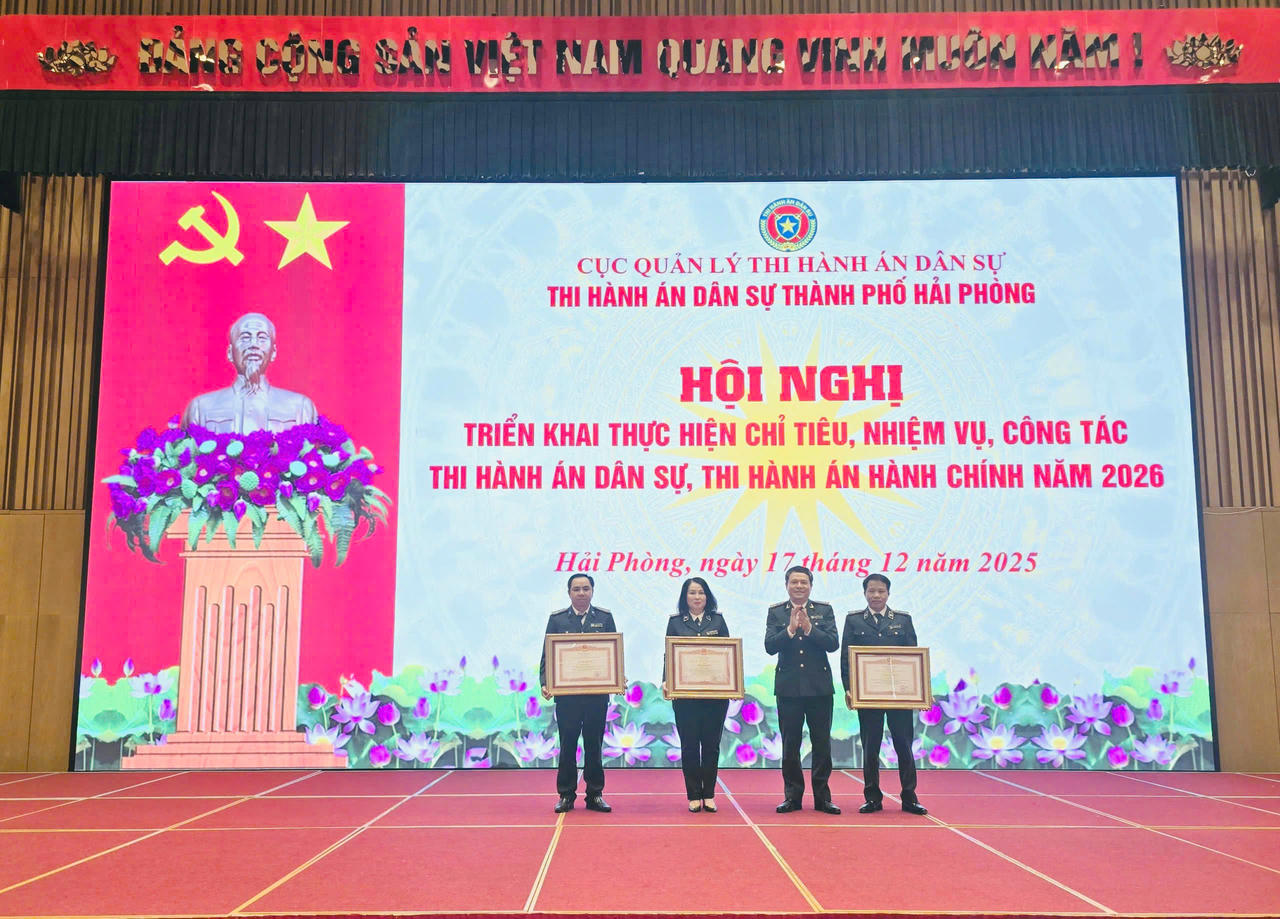 Trưởng THADS TP Hải Phòng Nguyễn Văn Tuấn trao quyết định khen thưởng cho các cá nhân có thành tích xuất sắc.