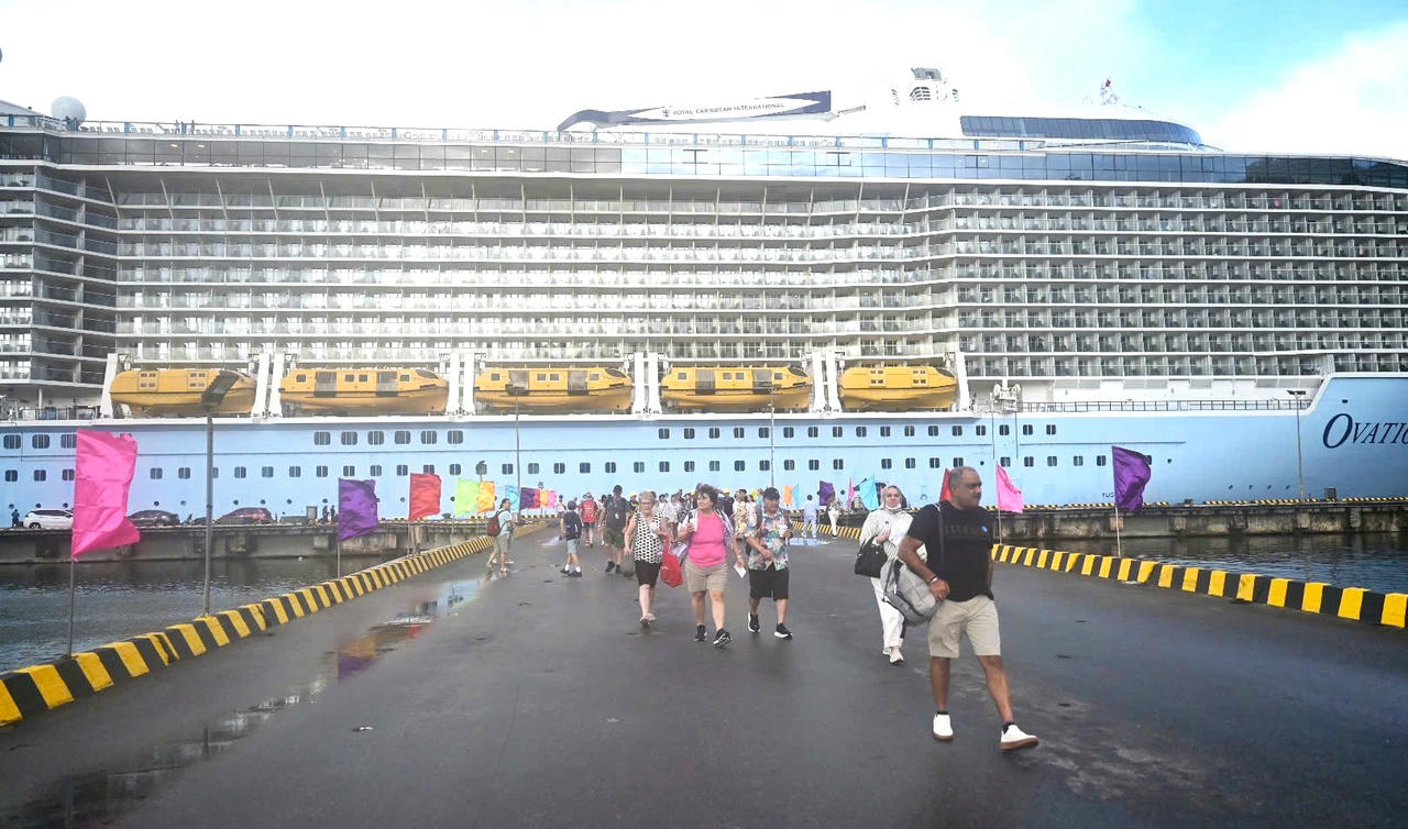 Thời gian qua, nhiều tàu du lịch hạng sang chở hàng ngàn du khách quốc tế đã cập cảng Chân Mây, đến tham quan các điểm du lịch tại Huế.&nbsp;