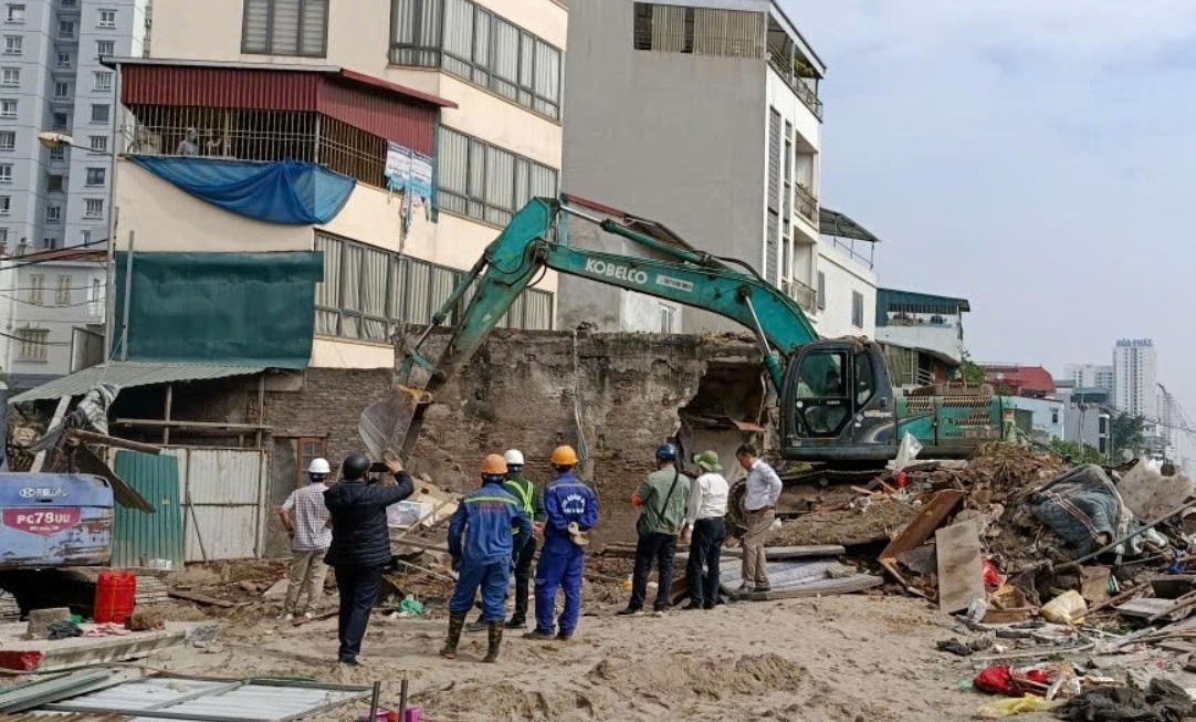 Sáng nay (15/12) lực lượng chức năng tại Hà Nội đã ra quân giải tỏa công trình nhà cuối cùng tại dự án chui Giải Phóng - Kim Đồng thuộc dự án đường Vành đai 2,5, tạo điều kiện để nhà thầu sớm đưa dự án về đích.