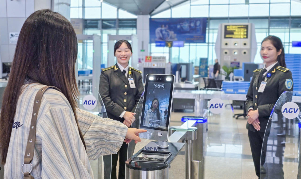 Hệ thống nhận diện sinh trắc học từ cổng check-in đến cửa an ninh, giúp tối ưu tốc độ xử lý thủ tục và nâng cao độ chính xác.