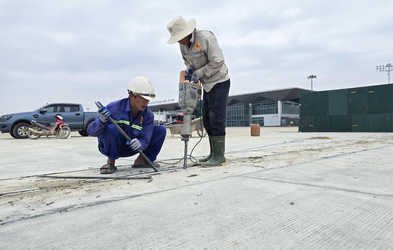 Công nhân đang tập trung vệ sinh môi trường sân bay Vinh.