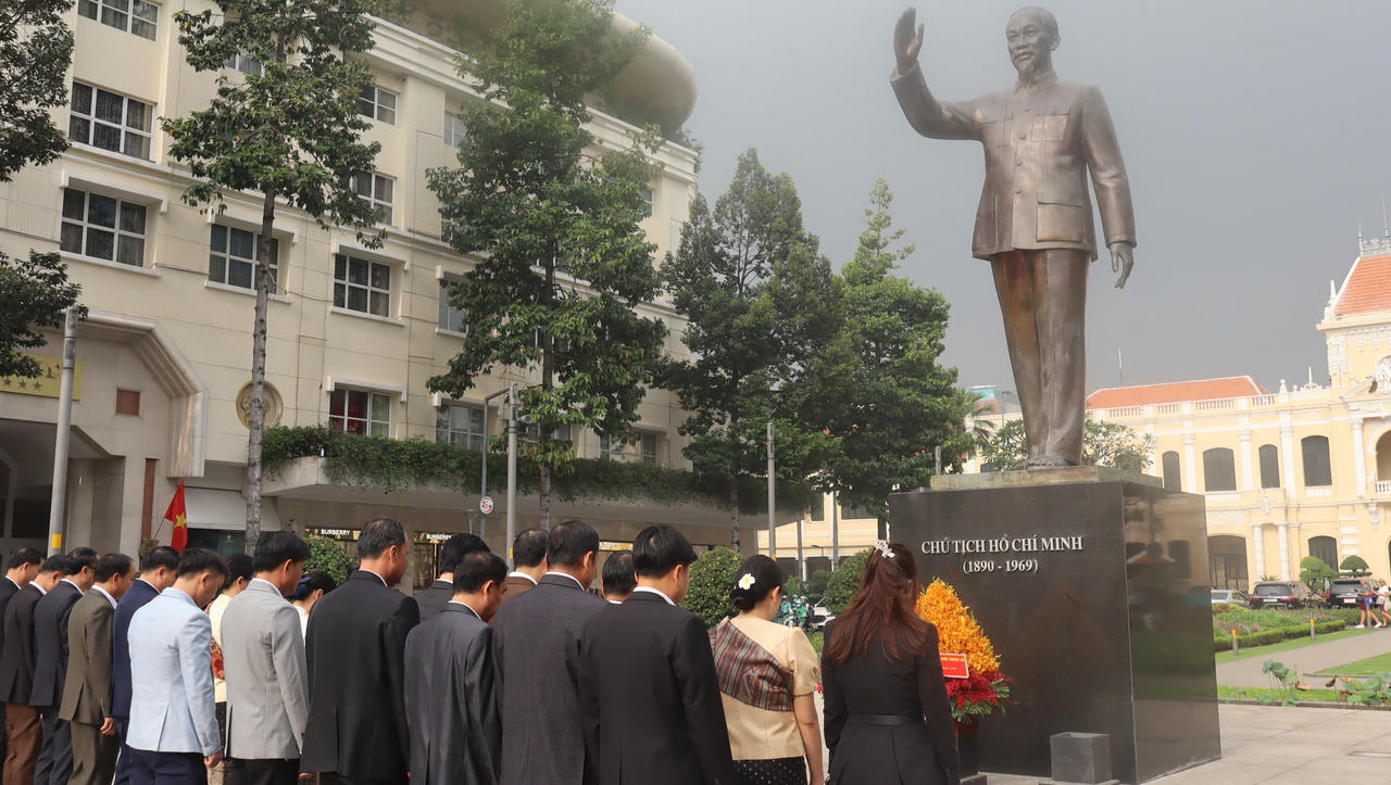 Đoàn dành phút mặc niệm tưởng nhớ công lao to lớn của Chủ tịch Hồ Chí Minh.