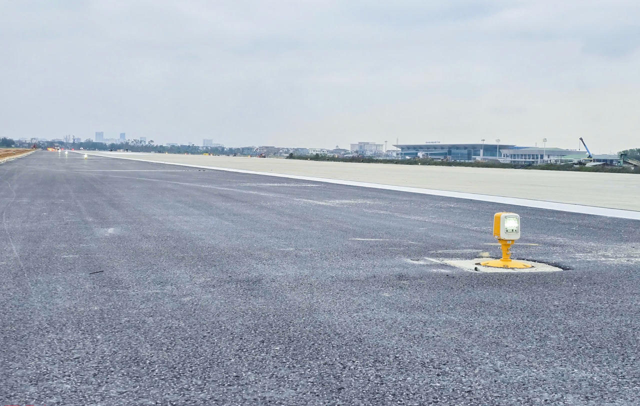 Đường băng sân bay Vinh dài 2.400m, rộng 45m được đưa vào sử dụng cuối năm 2003. Tháng 7/2023, sân bay Vinh từng phải dừng hoạt động gần 16 giờ do hư hỏng đường băng. Tại dự án sửa chữa lần này, đường băng cũng là hạng mục có vốn đầu tư lớn nhất với hơn 623 tỉ đồng.