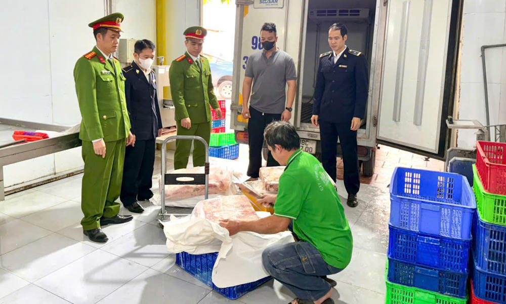 Phát hiện hơn 1 tấn sản phẩm động vật không rõ nguồn gốc
