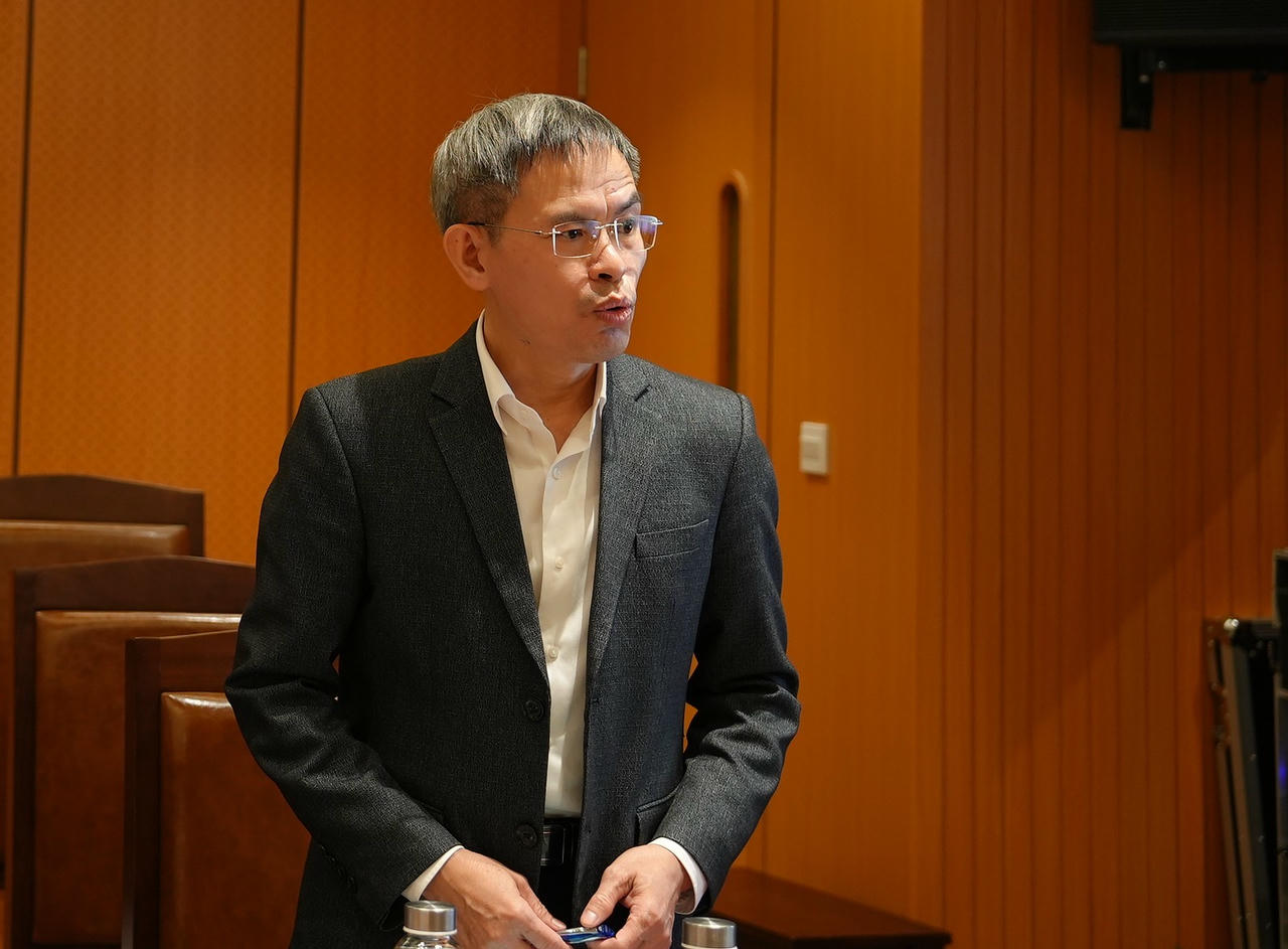 Cục trưởng Cục Bổ trợ tư pháp Lê Xuân Hồng báo cáo tại Hội nghị.