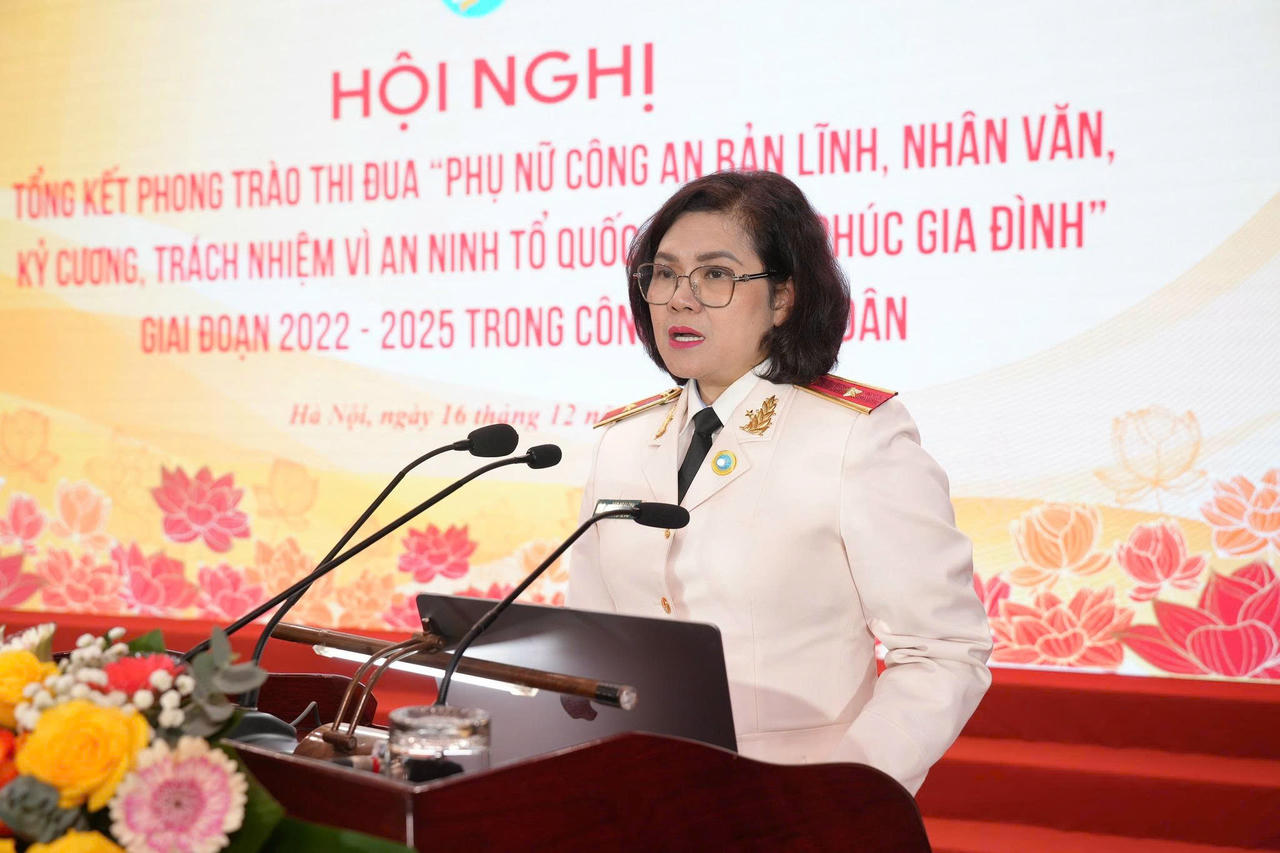 Thiếu tướng Ngô Hoài Thu, Phó Cục trưởng Cục Công tác chính trị, Trưởng Ban Phụ nữ Công an nhân dân phát biểu.