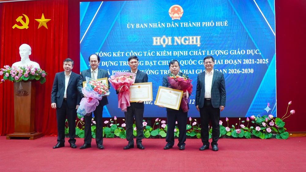 Lãnh đạo thành phố trao tặng Bằng khen cho 1 tập thể và 2 cá nhân đã có thành tích xuất sắc trong công tác kiểm định chất lượng giáo dục, xây dựng trường chuẩn quốc gia giai đoạn 2021-2025.