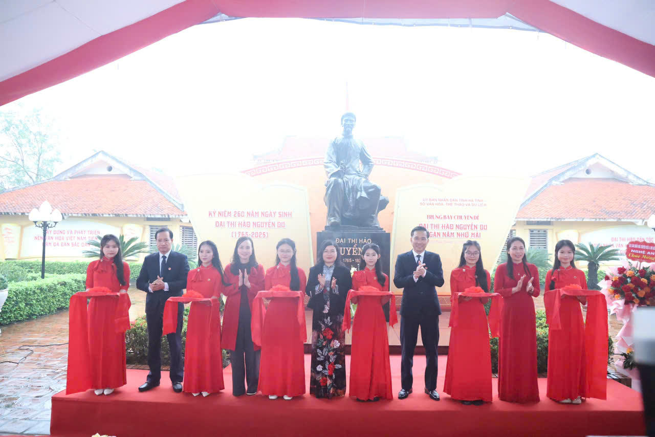 Các đại biểu thực hiện nghi lễ cắt băng khai mạc trưng bày.