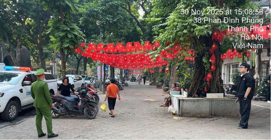 Cảnh sát trật tự Công an phường Ba Đình kiểm tra trên phố Phan Đình Phùng.