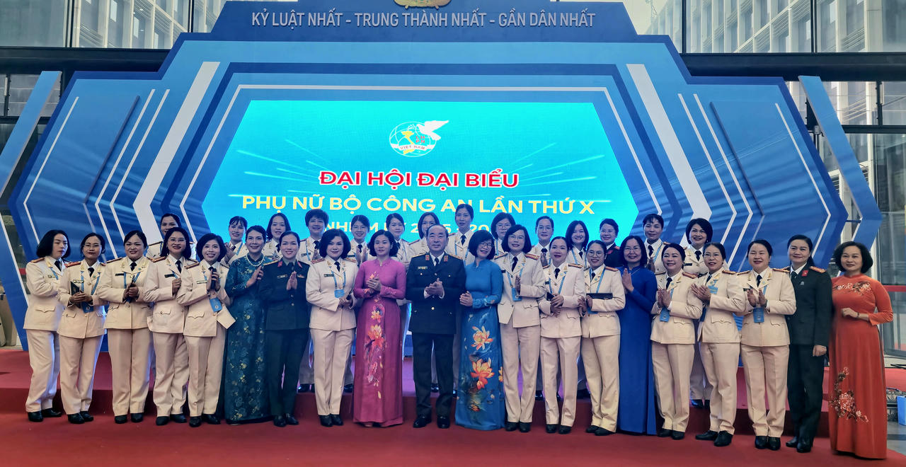 Thượng tướng Trần Quốc Tỏ: Cần phát huy vai trò đội ngũ nữ tri thức trong CAND, tạo mọi điều kiện để chị em thực hiện tốt vai trò “thiên chức” 