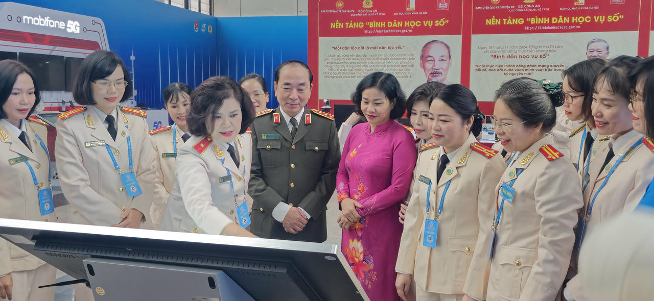 Triển lãm “Tiên phong trong kỷ nguyên số” chào mừng Đại hội các tổ chức chính trị - xã hội trong CAND