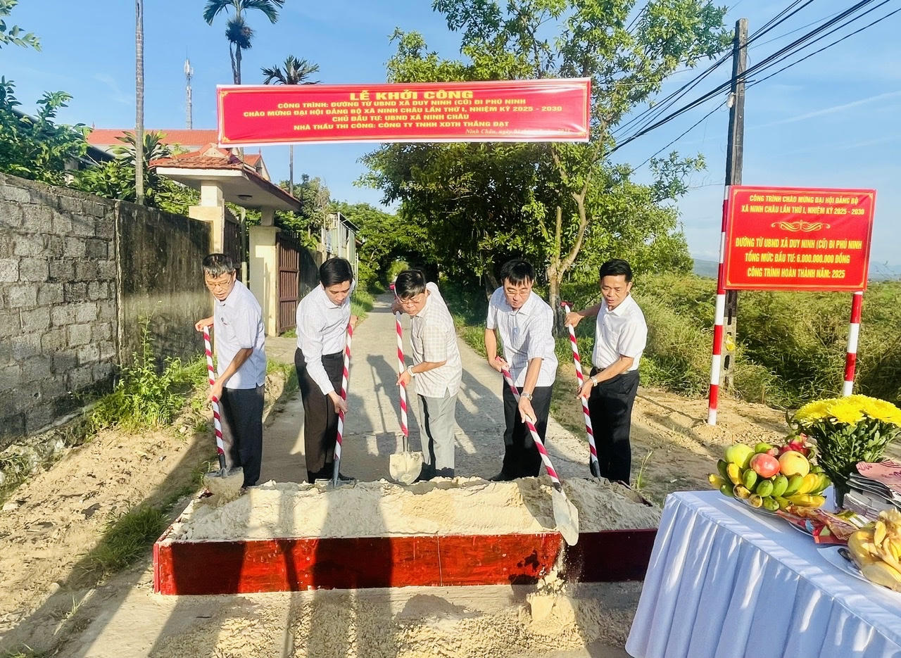 Lãnh đạo xã Ninh Châu và đại diện các đơn vị liên quan thực hiện nghi thức khởi công công trình đường giao thông nông thôn trên địa bàn xã.