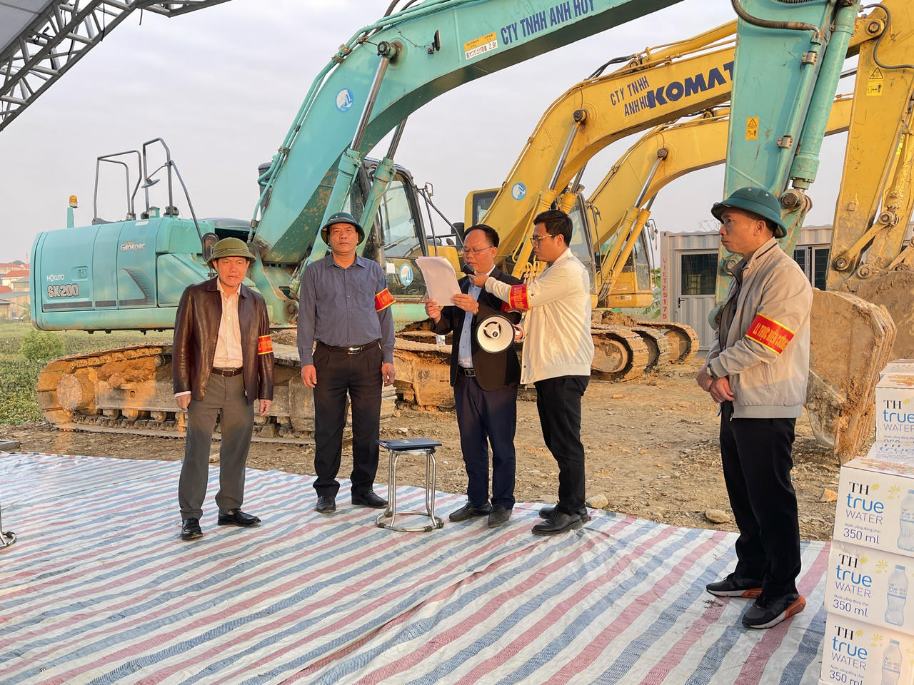 Ông Đỗ Nhật Quang - Giám đốc Ban QLDA Đầu tư hạ tầng công bố quyết định và danh sách các hộ dân có đất, hoa màu và công trình vi phạm phục vụ GPMB Cụm công nghiệp làng nghề Tân Hoà, xã Hưng Đạo, thành phố Hà Nội.