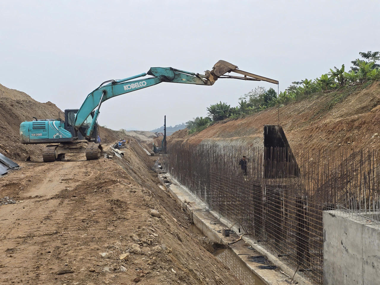 Dự án kè chống sạt lở bờ sông Hồng (giai đoạn 2) tại khu vực phường Cam Đường, tỉnh Lào Cai cũng đang được đẩy nhanh tiến độ.