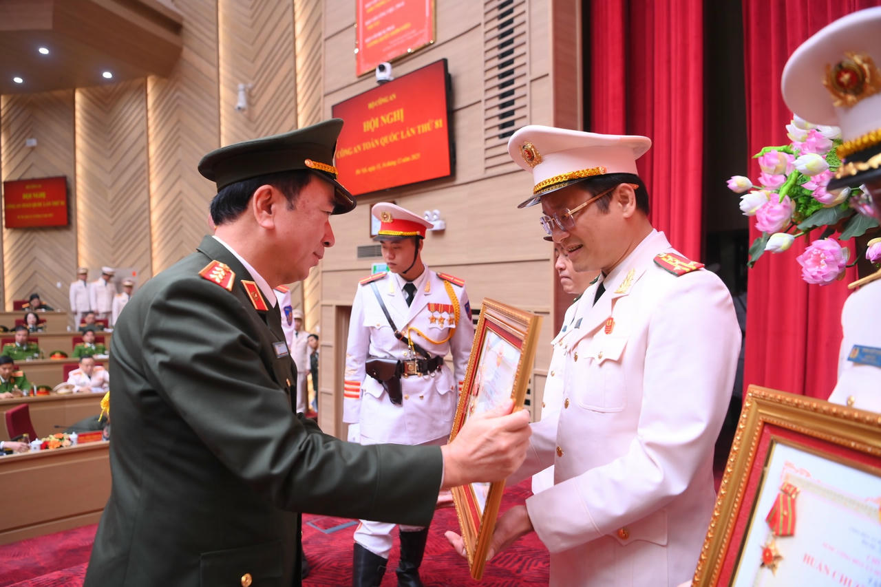 Đại tá Hồ Song Ân, Giám đốc Công an tỉnh Quảng Ngãi được trao tặng Huân chương Chiến công hạng Ba. 