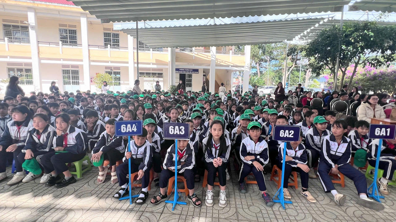 Gần 1.500 học sinh trường&nbsp;THCS - THPT Xuân Trường theo dõi phiên tòa giả định.