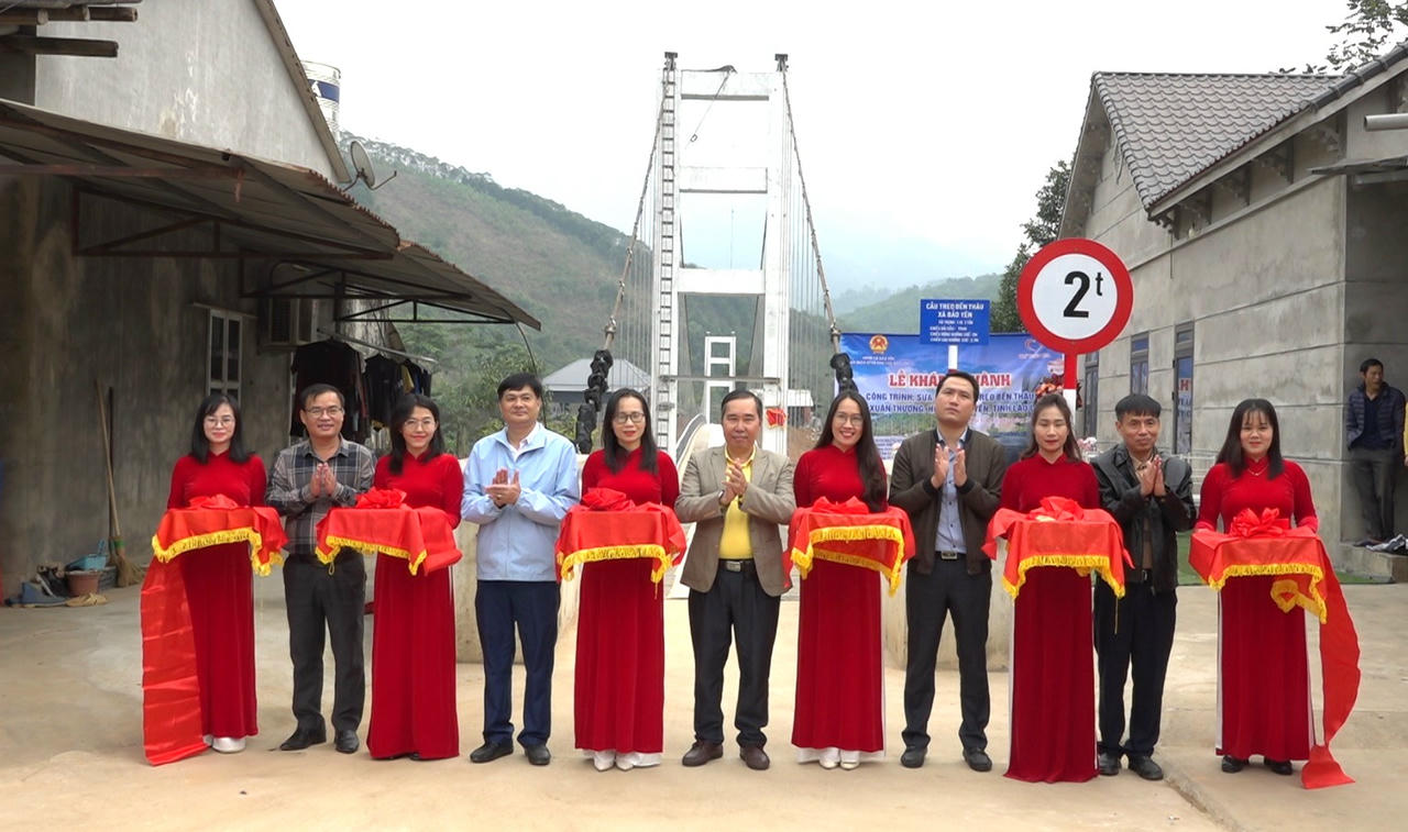 Các đại biểu cắt băng khánh thành