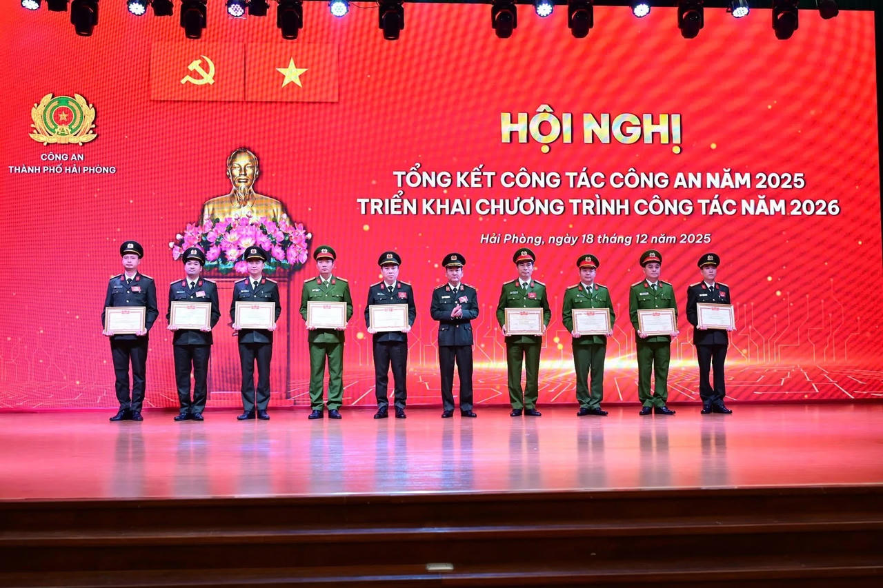 Thiếu tướng Bùi Quang Bình, Giám đốc CATP trao danh hiệu Chiến sỹ thi đua toàn lực lượng Công an Nhân dân tặng các cá nhân.