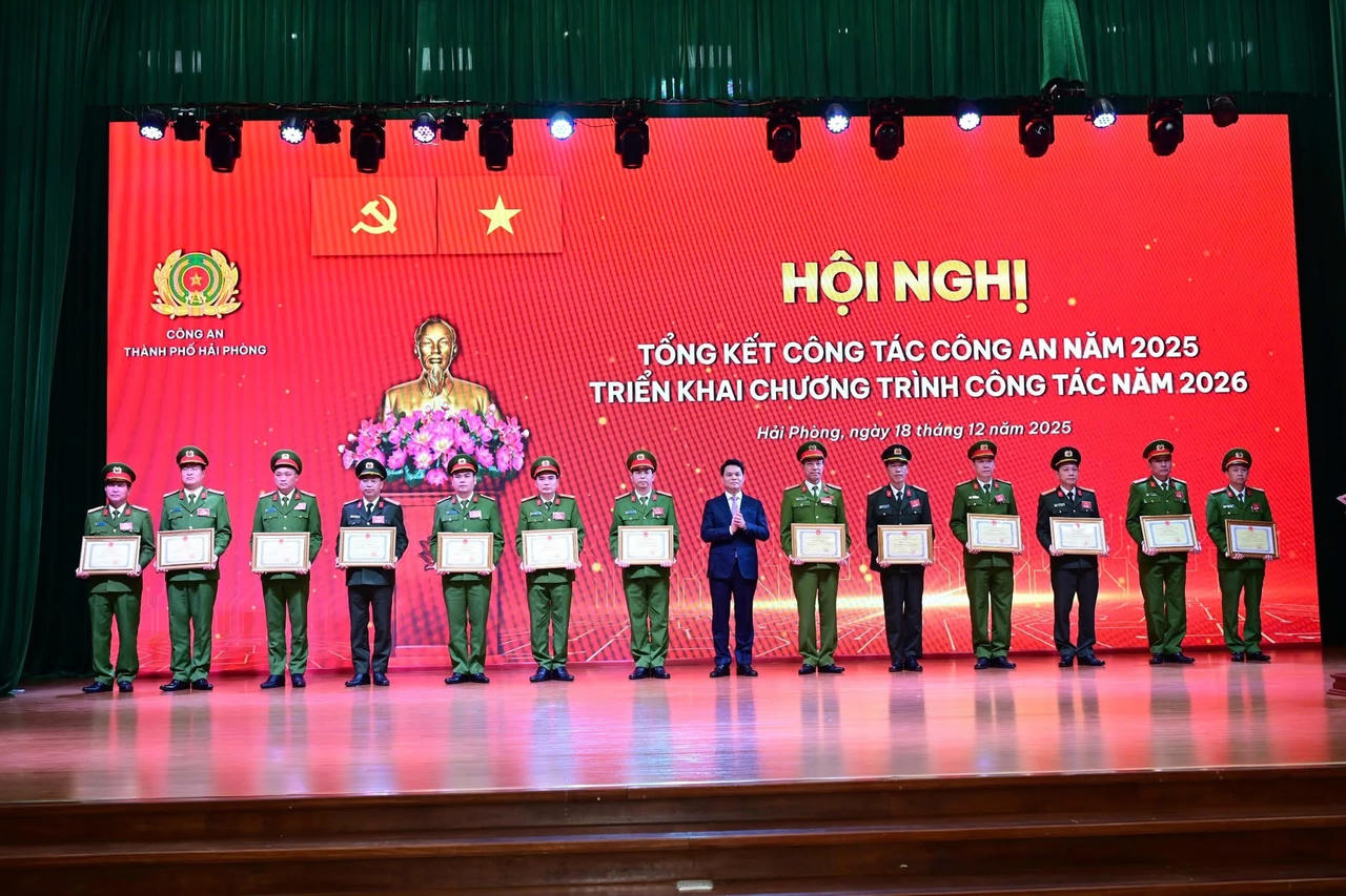 Chủ tịch UBND TP Hải Phòng Lê Ngọc Châu trao Bằng khen tặng các tập thể có thành tích xuất sắc.