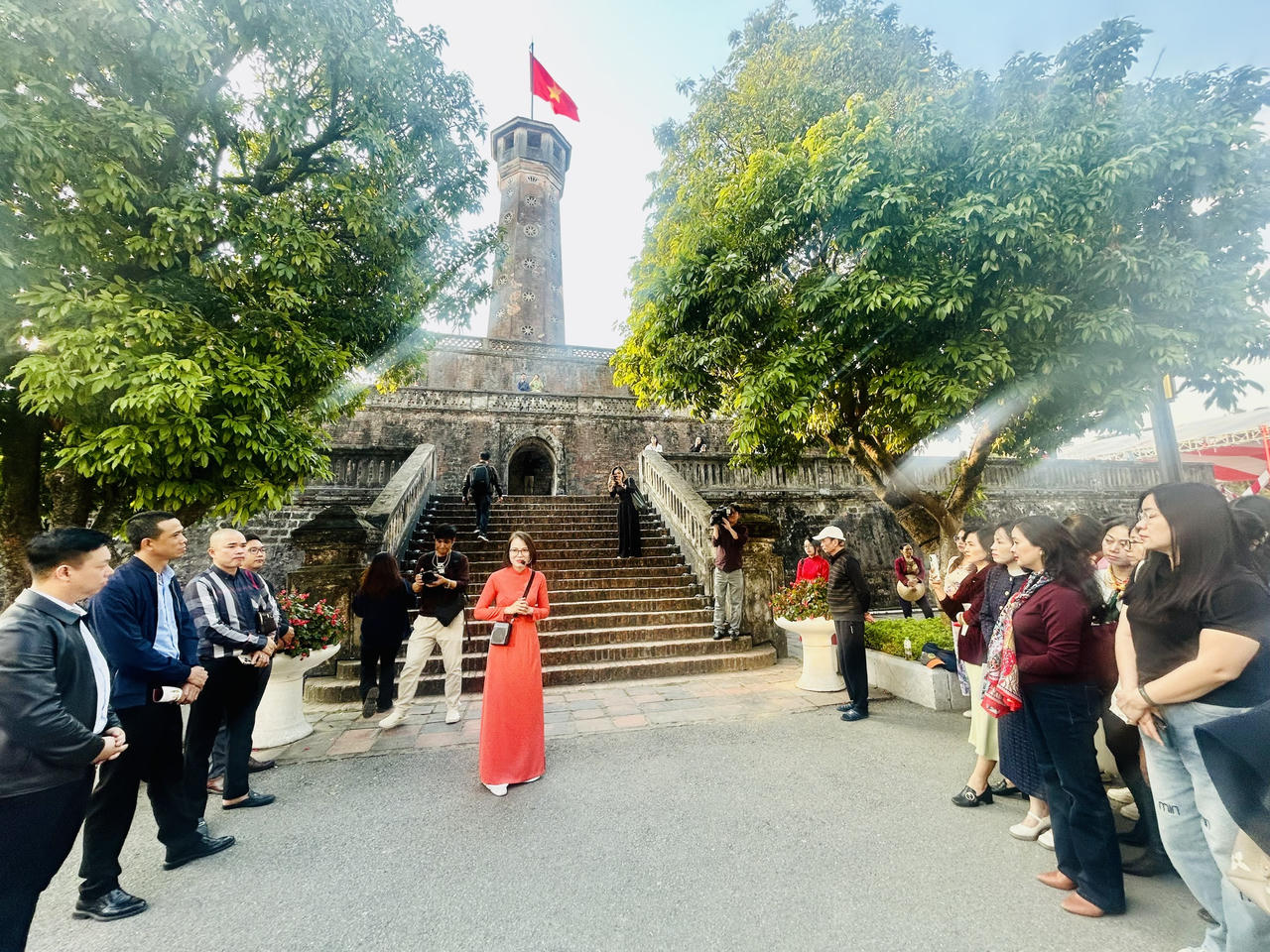 Các du khách trải nghiệm tour "Ký ức Cột cờ" để hiểu rõ hơn giá trị lịch sử, văn hóa và ý nghĩa biểu tượng của công trình... (ảnh Thùy Dương).