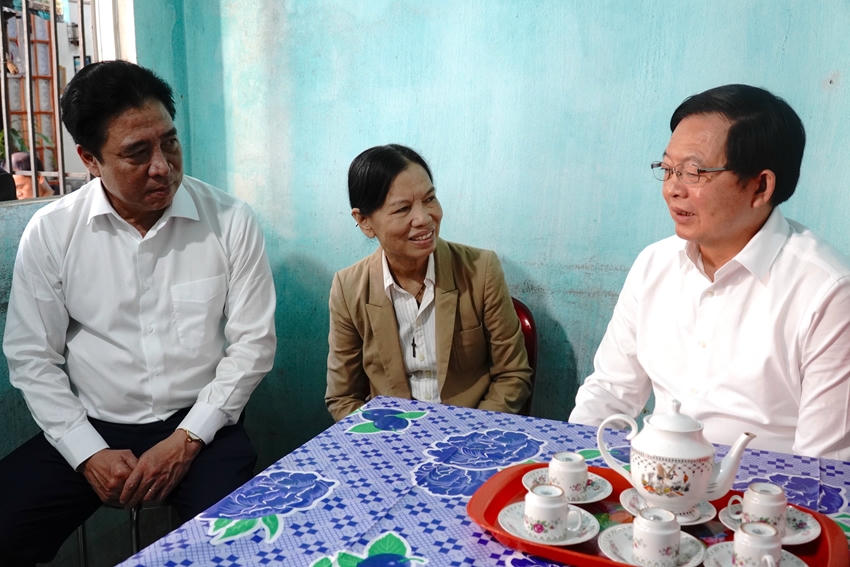 Ph&oacute; Thủ tướng Ch&iacute;nh phủ Hồ Quốc Dũng c&ugrave;ng l&atilde;nh đạo TP Huế thăm, động vi&ecirc;n hộ gi&aacute;o d&acirc;n c&oacute; ho&agrave;n cảnh kh&oacute; khăn tr&ecirc;n địa b&agrave;n phường Thuận H&oacute;a&amp;amp;nbsp;