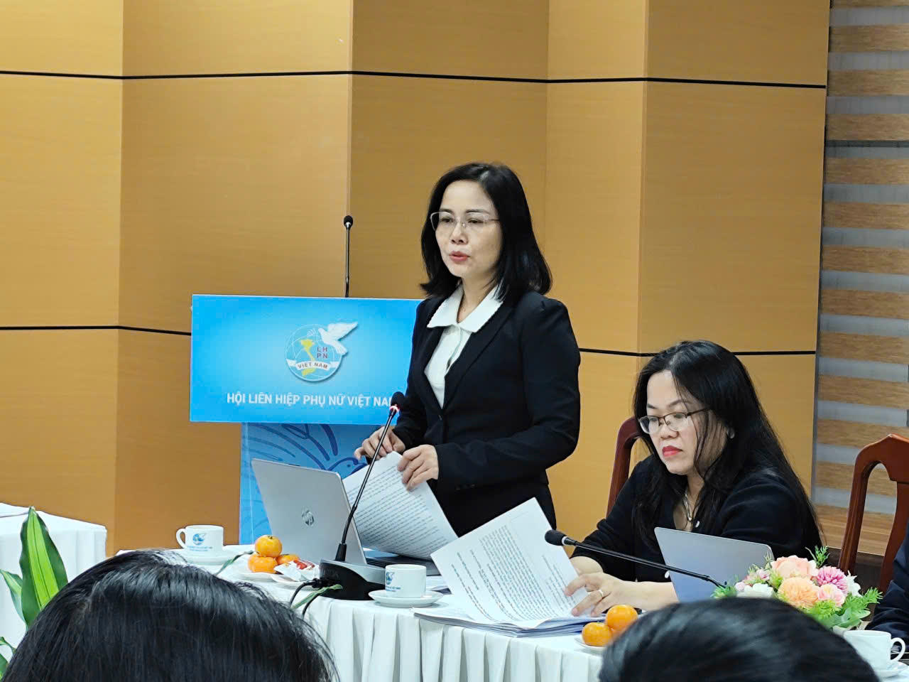 Bà Vũ Thị Hường - Phó Vụ trưởng Vụ Phổ biến giáo dục và Trợ giúp pháp lý, Bộ Tư pháp phát biểu tại hội nghị&nbsp;