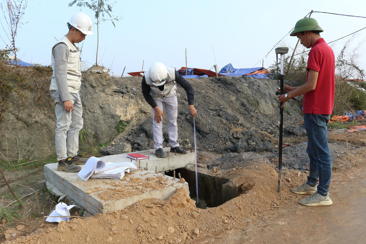 Nhiều hạng mục quan trọng như san nền, nền đường, hệ thống thoát nước, kè sông Hồng trong phạm vi dự án đang được triển khai đồng loạt.