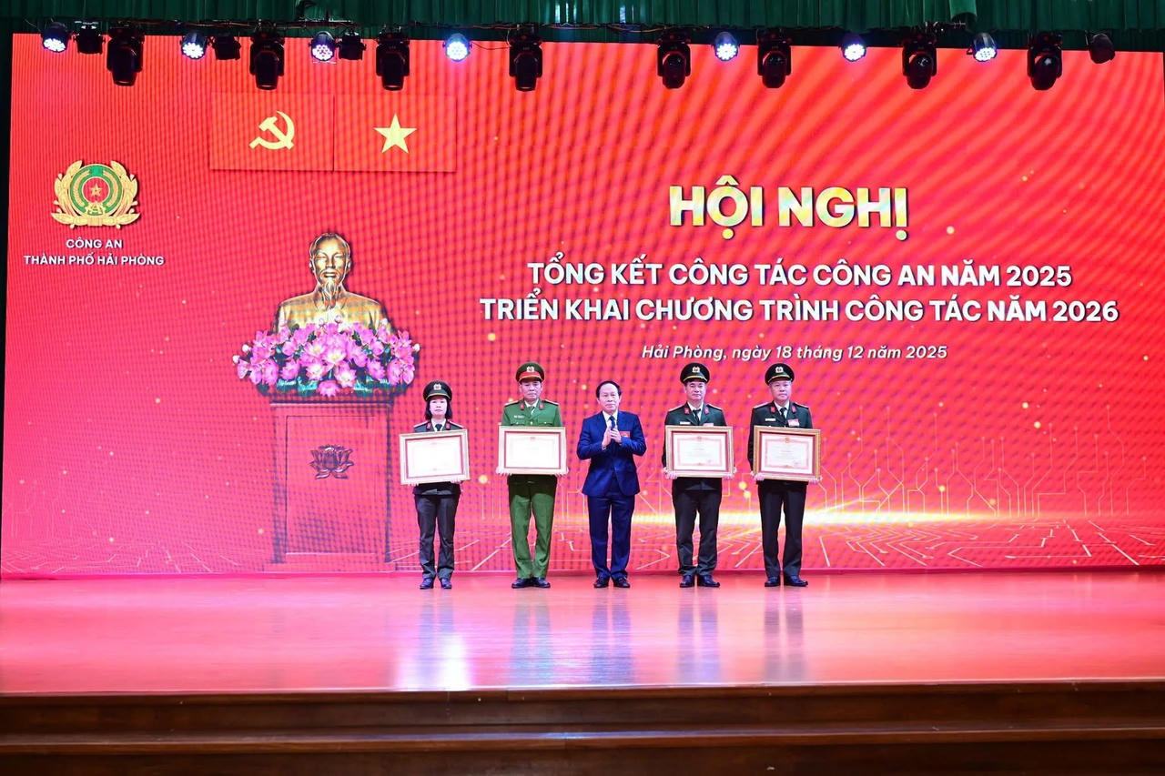 Bí thư Thành ủy Hải Phòng Lê Tiến Châu trao Bằng khen của Thủ tướng Chính phủ tặng các tập thể, cá nhân có thành tích xuất sắc.