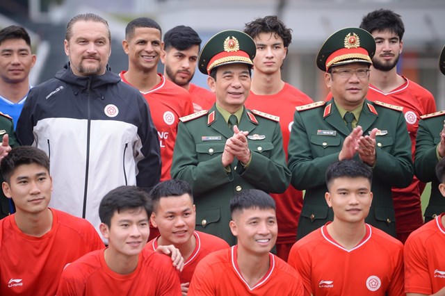 Bộ trưởng Bộ Quốc phòng gặp mặt, động viên CLB Thể Công - Viettel