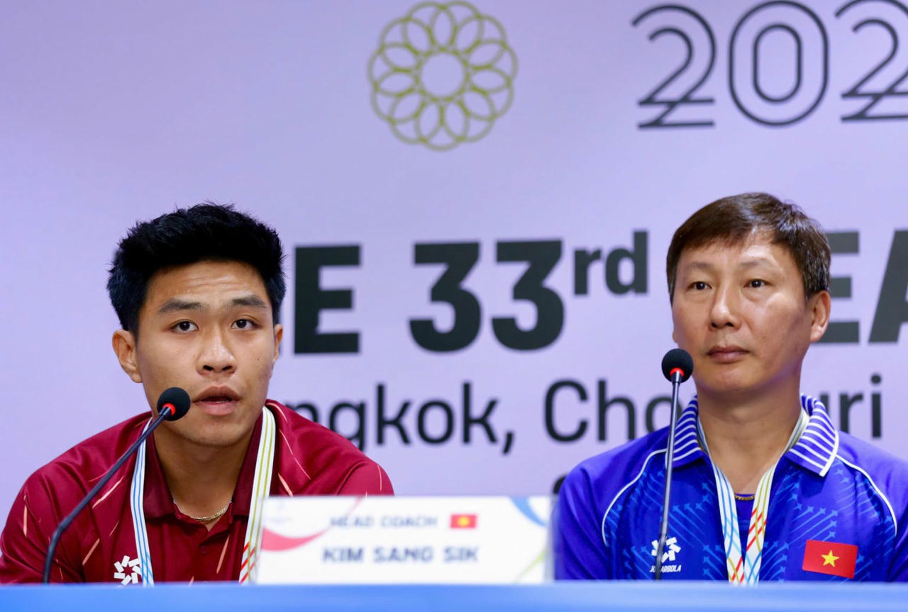 Ông Kim Sang Sik và cầu thủ Lý Đức (Ảnh VFF)