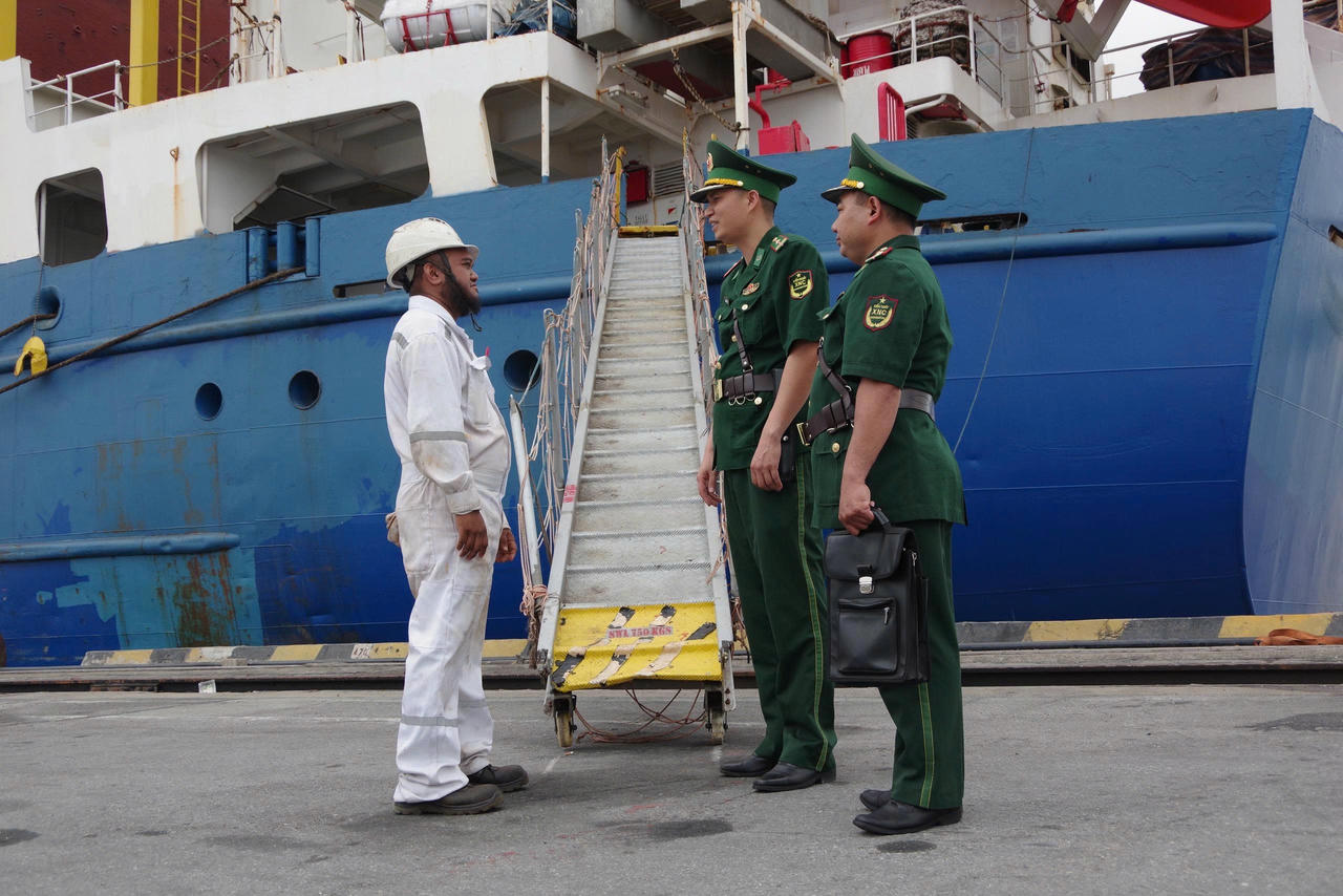 Cán bộ, chiến sĩ Biên phòng cửa khẩu cảng Hải Phòng giao tiếp với thuyền viên người nước ngoài.
