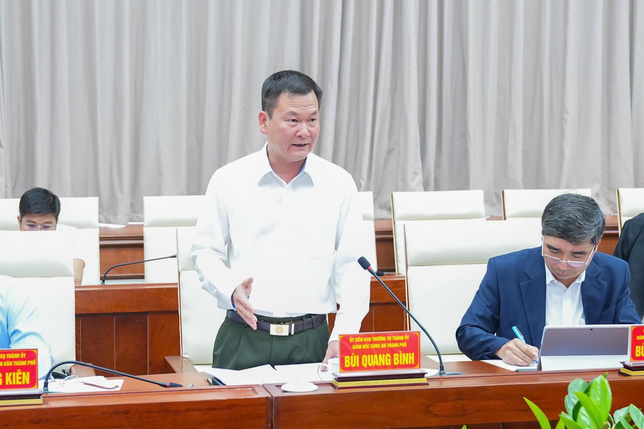 Thiếu tướng Bùi Quang Bình, Giám đốc Công an thành phố phát biểu tại cuộc họp.
