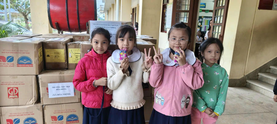 Sách giáo khoa được chuyển tới học sinh xã Hòa Thịnh, tỉnh Đắk Lắk (Ảnh: NXBGDVN)