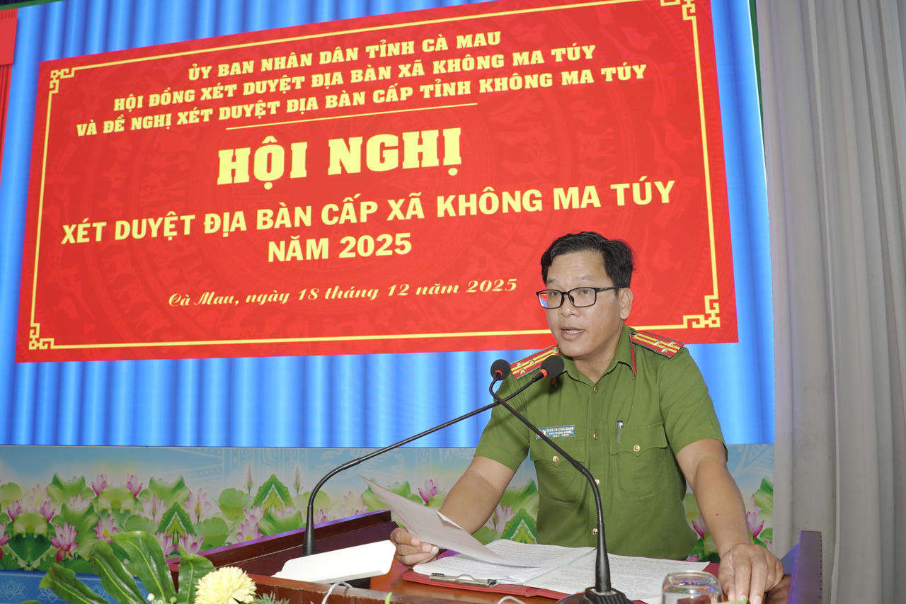 Thượng tá Trần Trường Giang - Phó Trưởng Phòng Cảnh sát điều tra tội phạm về ma túy Công an Cà Mau, trình bày tiêu chí xác định và báo cáo kết quả thẩm tra, đề xuất xét duyệt địa bàn cấp xã không ma túy năm 2025.