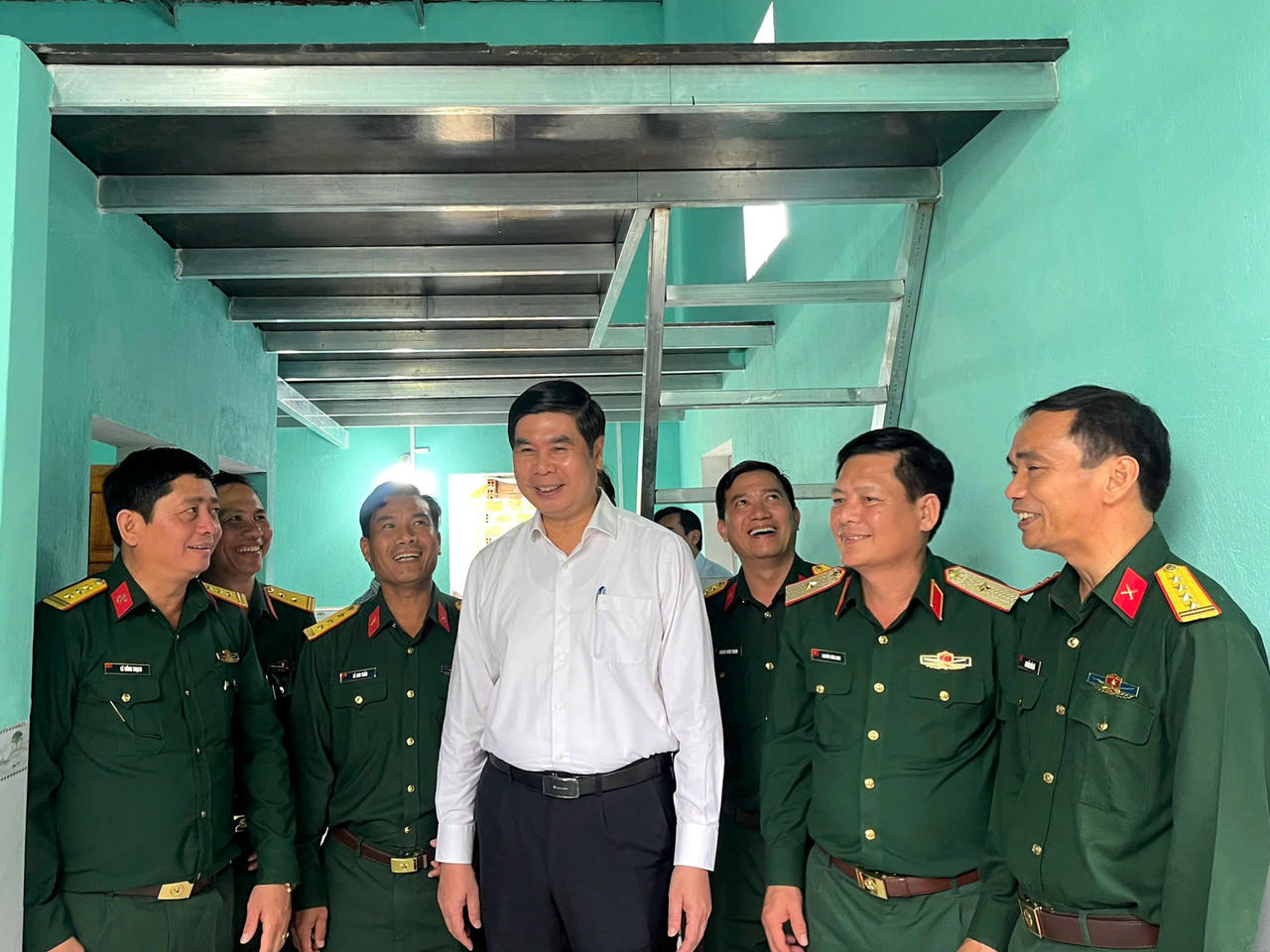 Lãnh đạo tỉnh Gia Lai cùng lãnh đạo Quân đoàn 34 tham quan ngôi nhà mới của cụ bà Tô Thị Sửa.