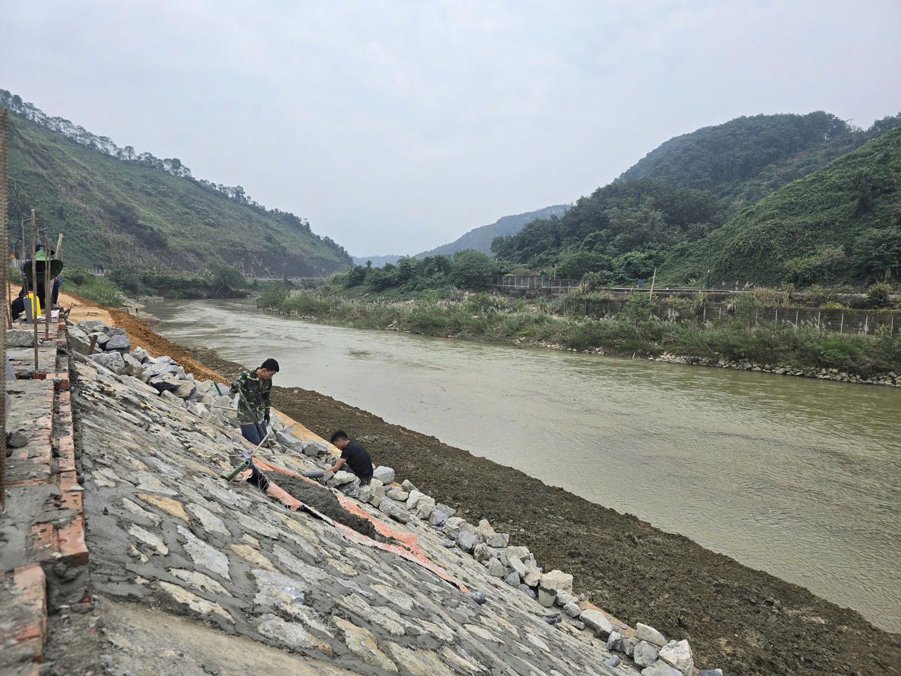 Dự án kè bảo vệ bờ sông biên giới khu vực mốc 104(2)+500m đến mốc 104(2)+3.800m, thuộc phường Lào Cai