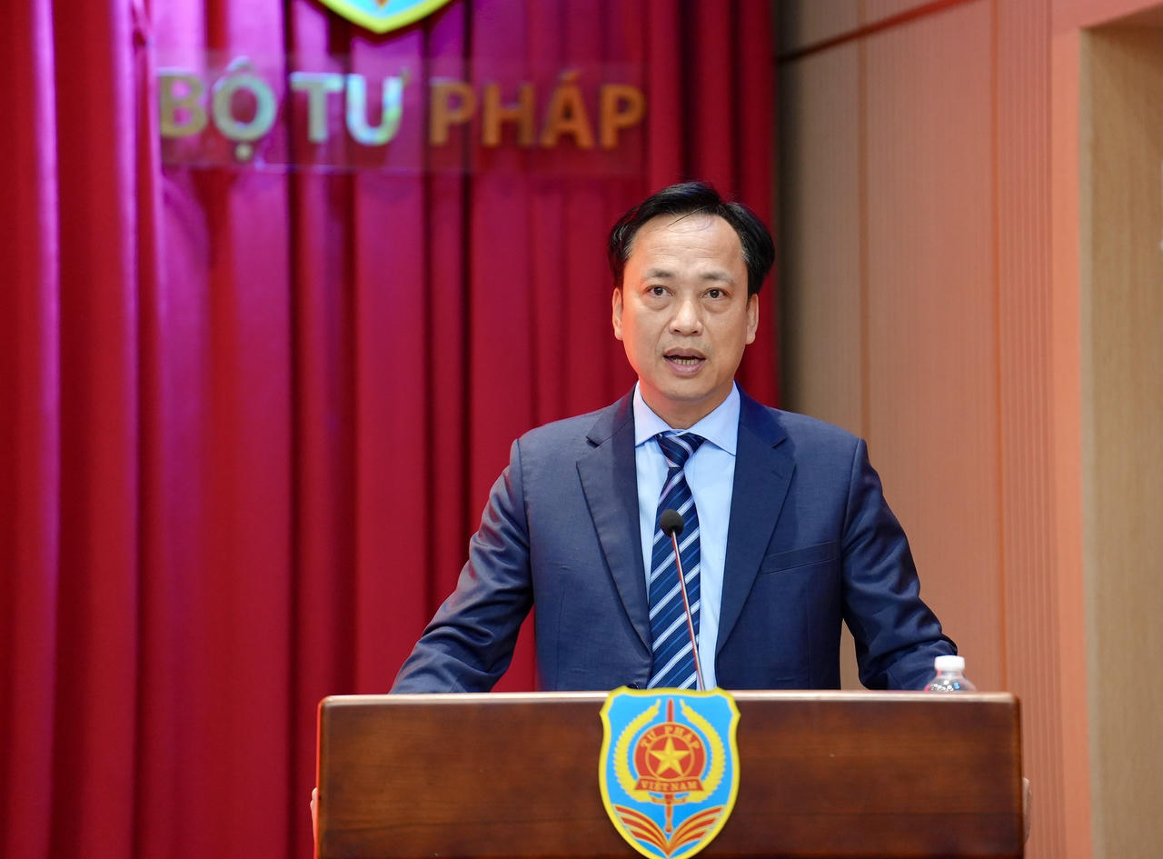 Đồng chí Lại Xuân Lâm, Phó Bí thư Đảng uỷ Chính phủ phát biểu chỉ đạo Hội nghị.