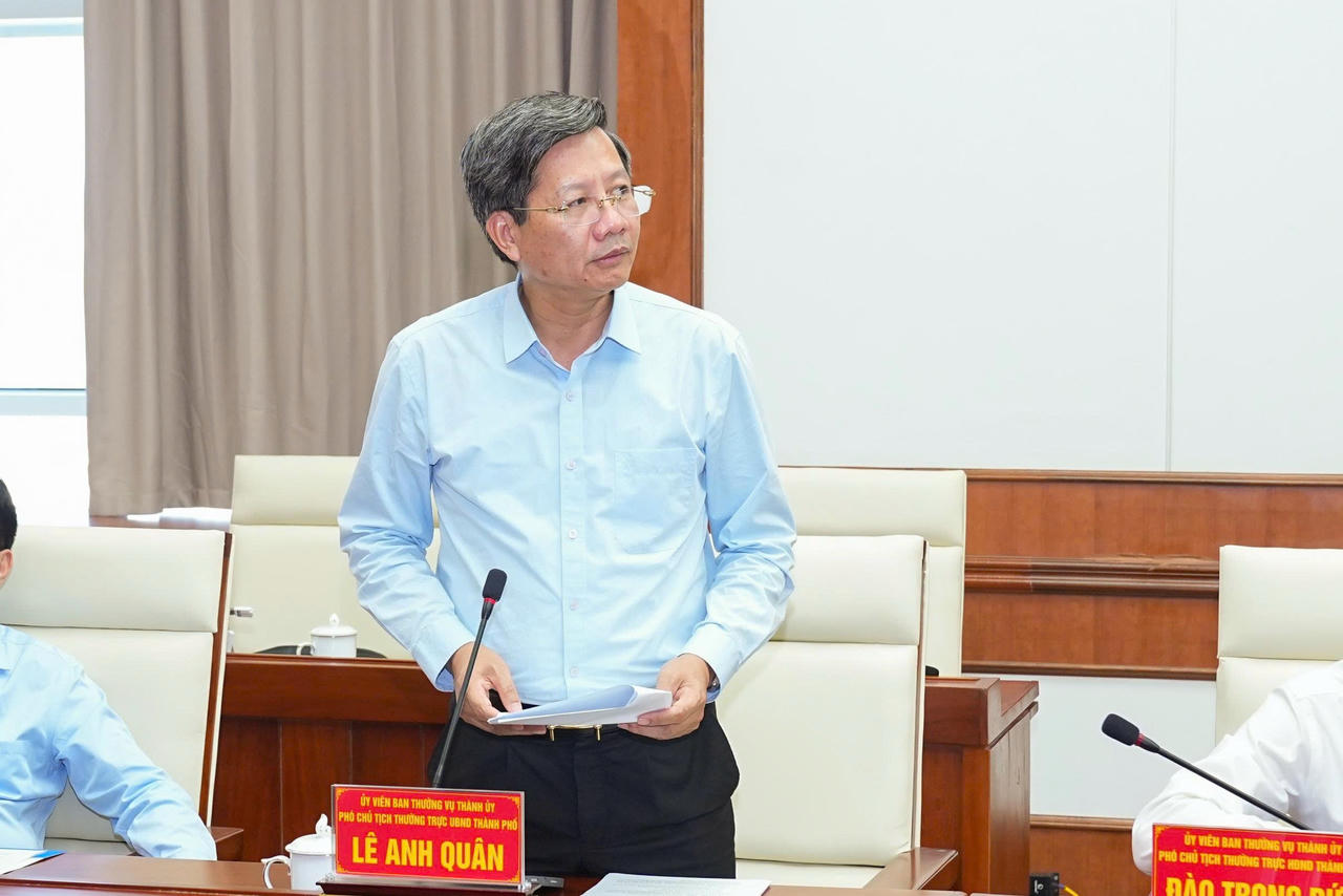 Phó Chủ tịch Thường trực UBND TP Lê Anh Quân báo cáo tại cuộc họp.