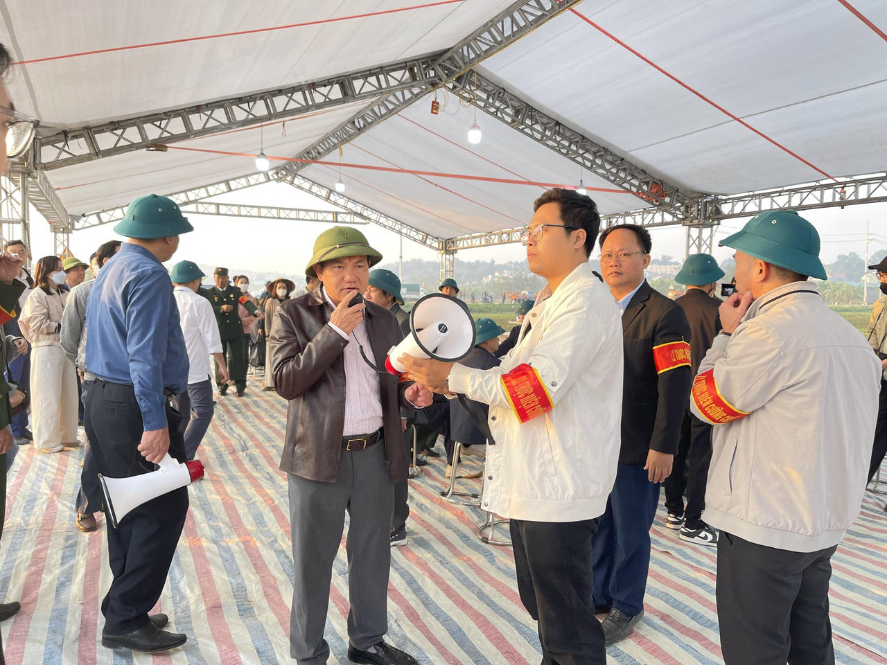 Ông Trần Đức Thắng – Phó Chủ tịch UBND xã Hưng Đạo, Trưởng Ban cưỡng chế phổ biến và chỉ đạo các tổ thực hiện cưỡng chế, thu hồi đất để thực hiện Dự án Cụm công nghiệp làng nghề Tân Hoà theo kế hoạch. (Ảnh: T.N)