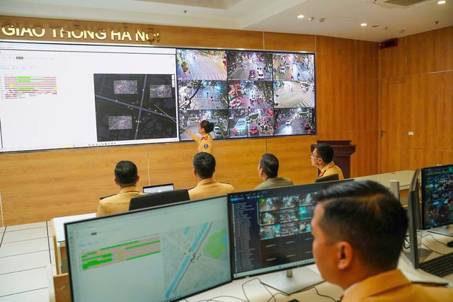 Chuyển biến rõ rệt trong ý thức chấp hành quy định giao thông của người đi đường Hà Nội

