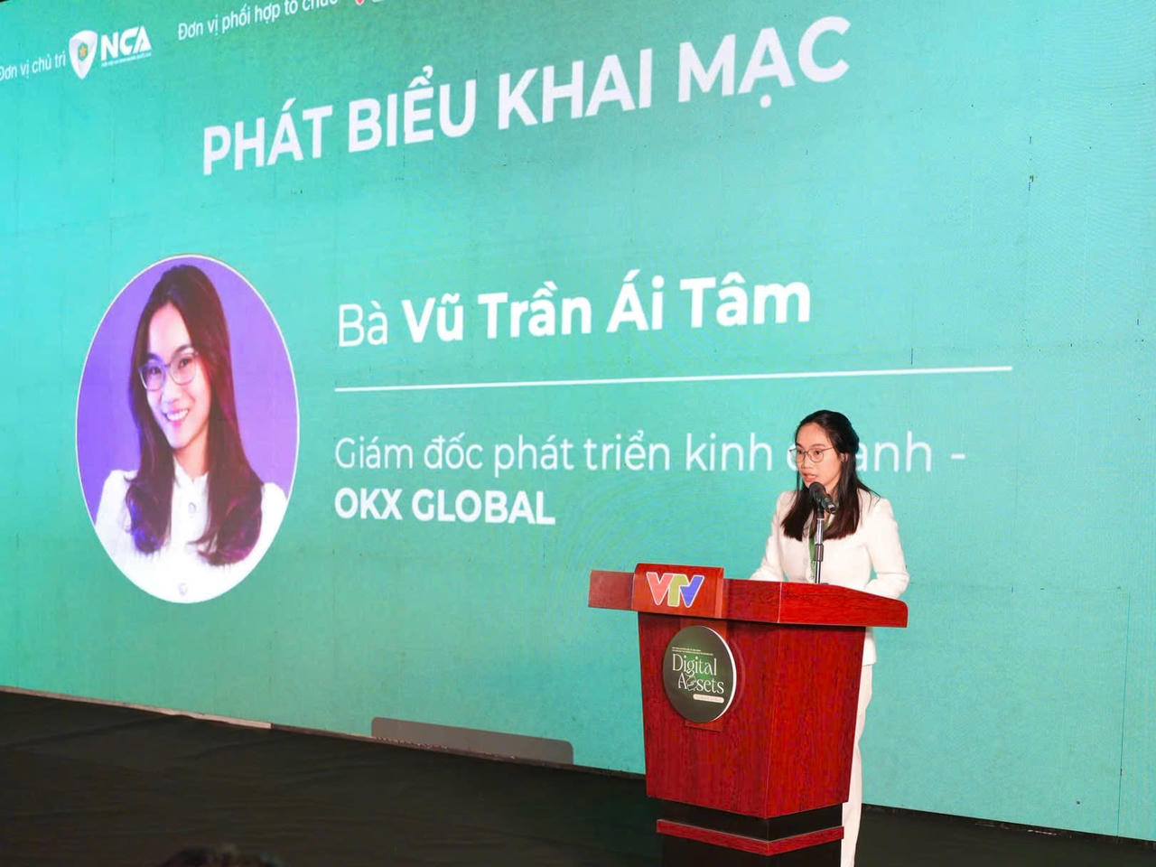 Bà Vũ Trần Ái Tâm - Giám đốc phát triển kinh doanh OKX Global phát biểu khai mạc tại Hội thảo