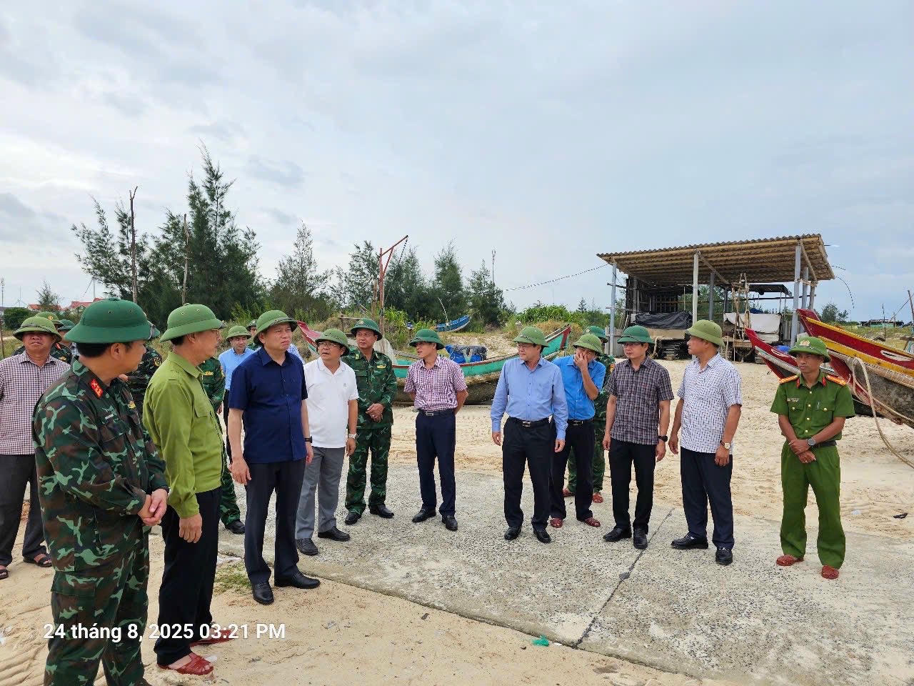 Lãnh đạo UBND tỉnh cùng đại diện các sở, ngành liên quan liên quan và xã Ninh Châu kiểm tra công tác phòng, chống lụt bão trên địa bàn.