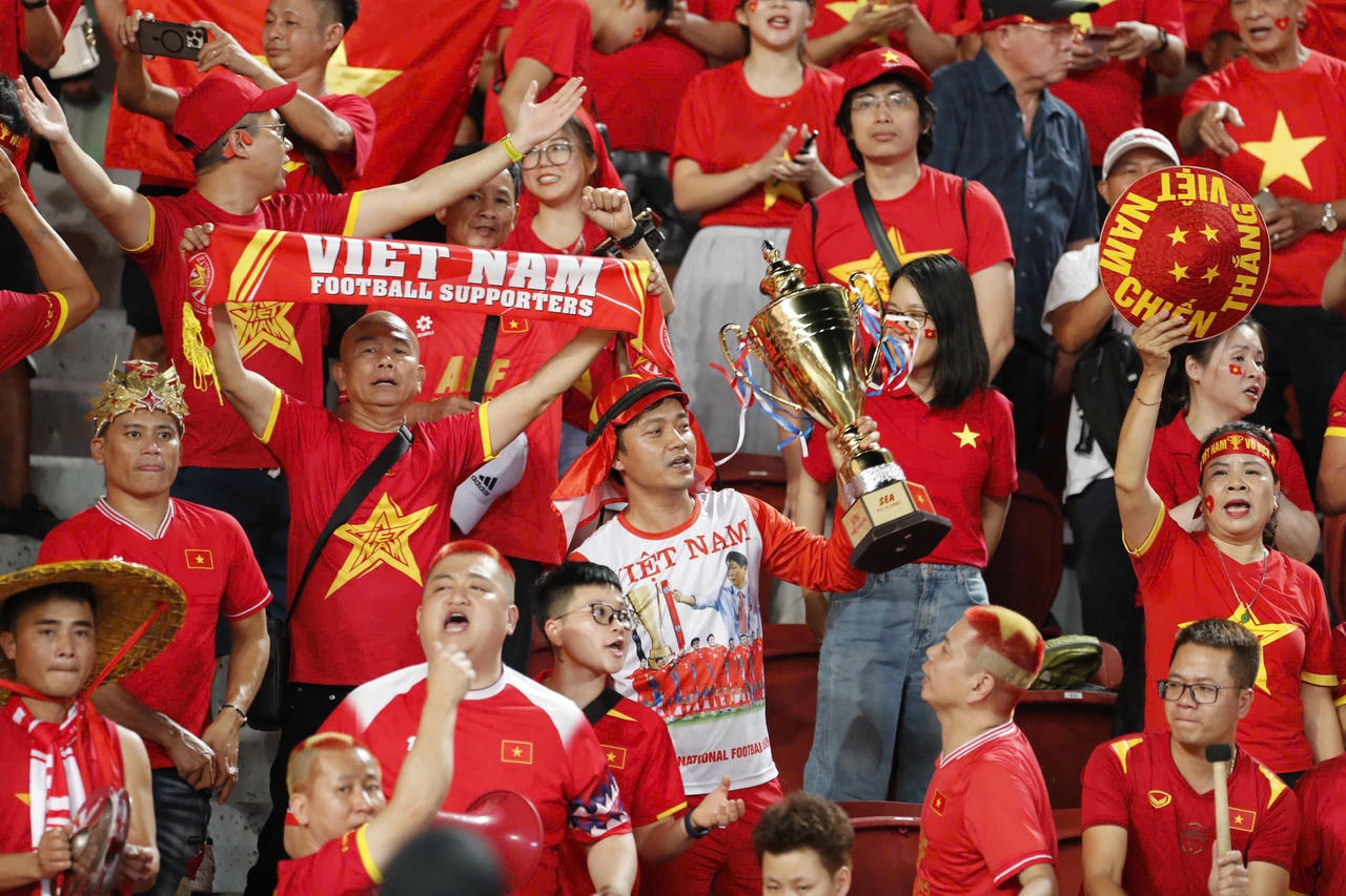 Rất đông khán giả đến sân Rajamangala ủng hộ đội tuyển U22 Việt Nam (Ảnh VFF)