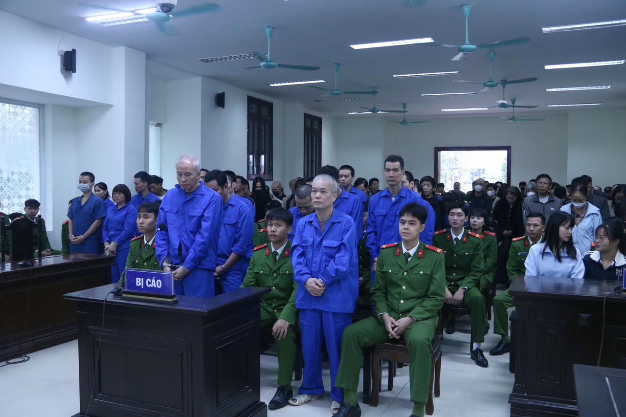 Bị cáo Bùi Quốc Tuấn (Bục khai báo) và các đồng phạm tại phiên xét xử.